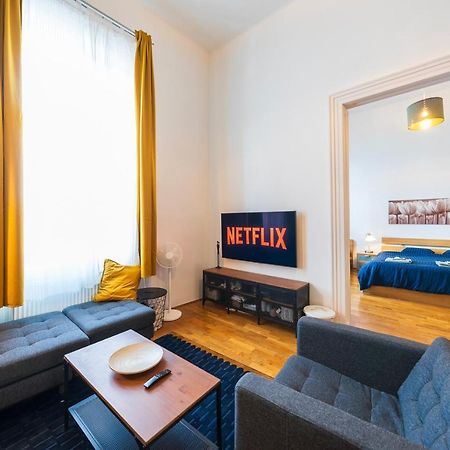 Shining Bright Two Bedroom Apt Next To Andrassy Ave Budapest Luaran gambar