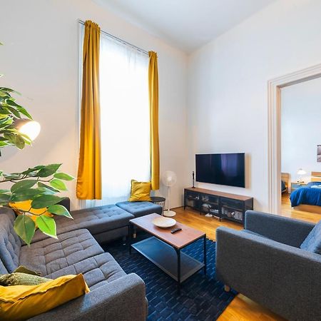 Shining Bright Two Bedroom Apt Next To Andrassy Ave Budapest Luaran gambar