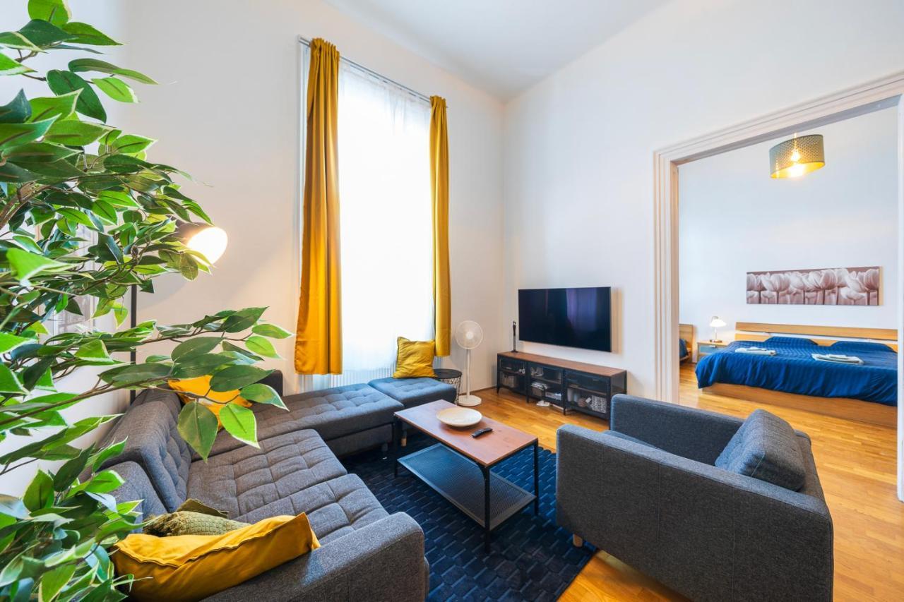 Shining Bright Two Bedroom Apt Next To Andrassy Ave Budapest Luaran gambar