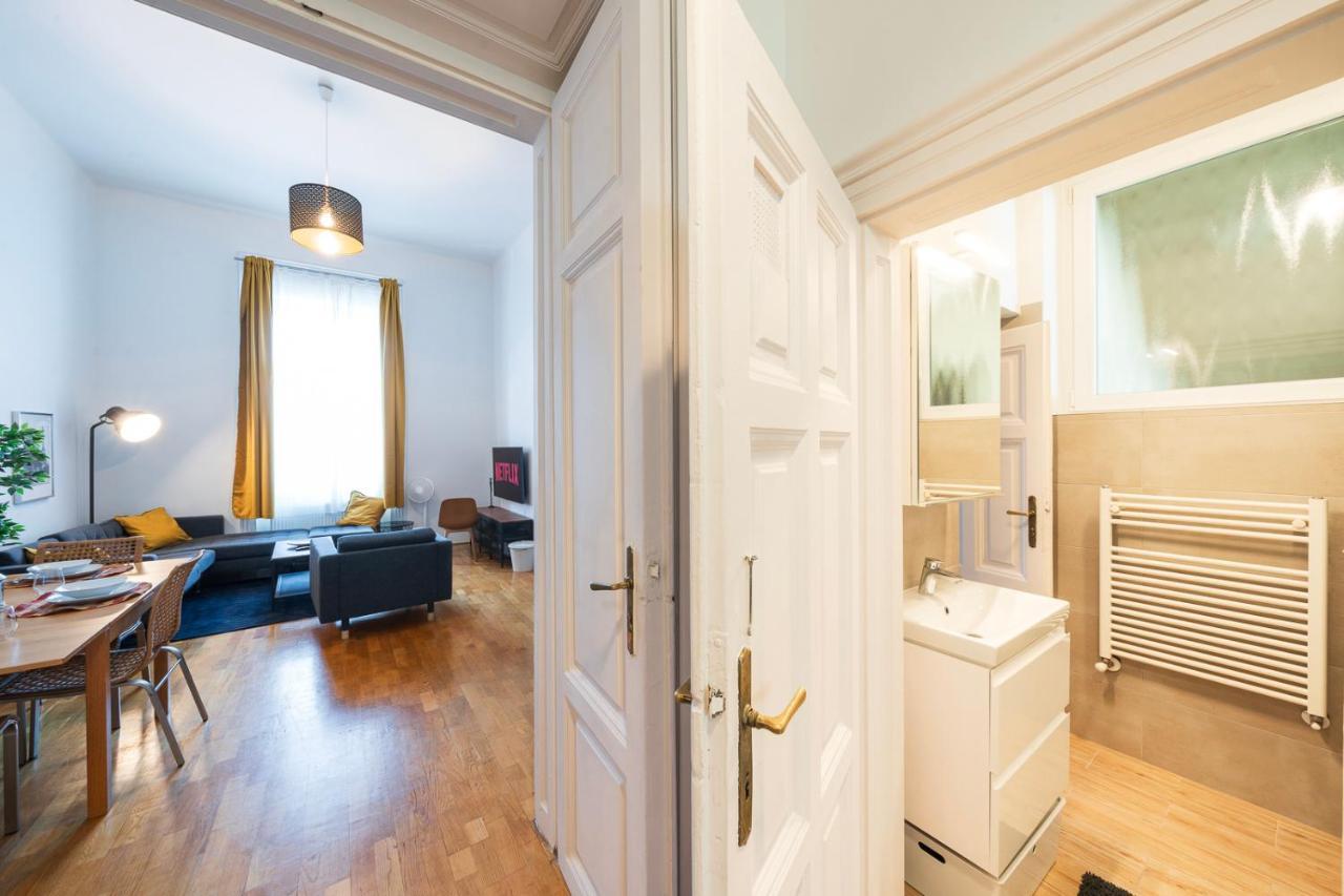 Shining Bright Two Bedroom Apt Next To Andrassy Ave Budapest Luaran gambar